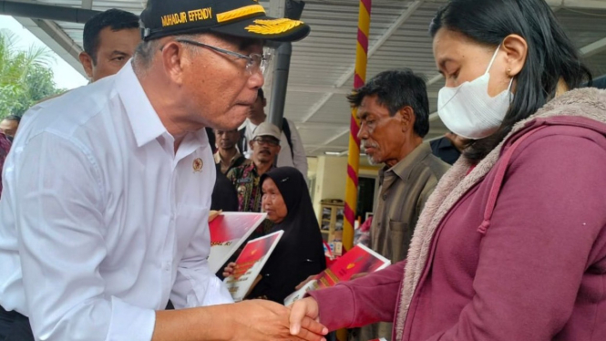 Menko PMK Berikan Bantuan Untuk Korban Bencana di Kota Semarang