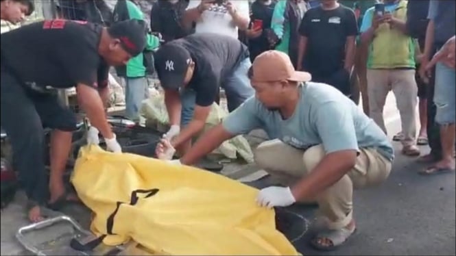 Pemotor tewas terlindas truk di Depok, Jawa Barat.
