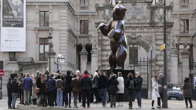 Patung beruang dipamerkan di Paris, Prancis.