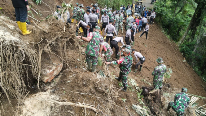 Jalan Utama Penghubung Desa Tertutup Longsor, TNI-Polri Dikerahkan