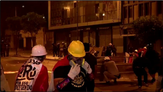 Demonstran dan polisi bentrok di Peru.