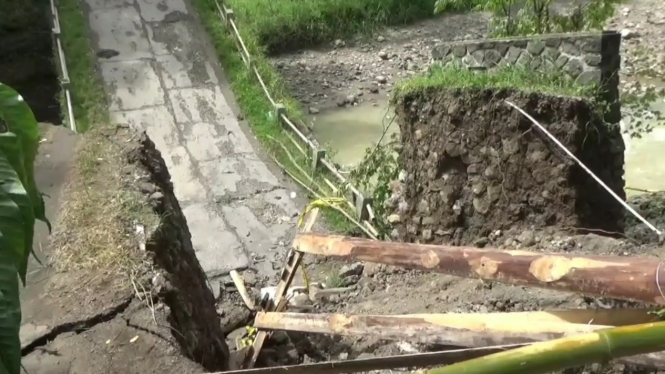 Jembatan Penghubung Dua Kecamatan di Sumedang Ambruk