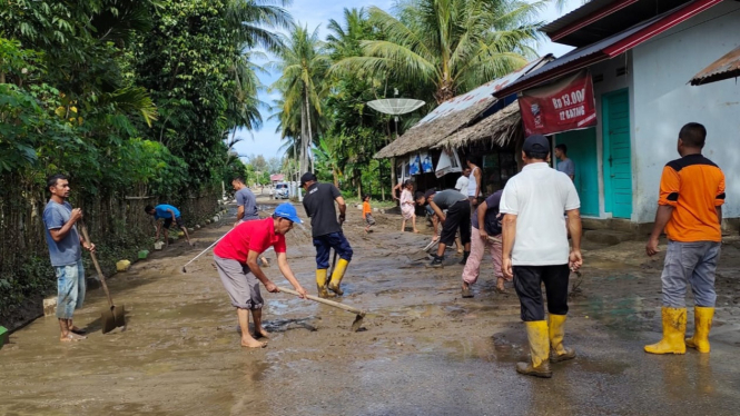 Warga bersihkan lumpur sisa banjir di Kabupaten Pidie Jaya, Aceh.