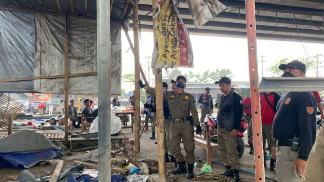 Petugas Satpol PP Bongkar Kios PKL di Bawah Flyover Tanjung Emas