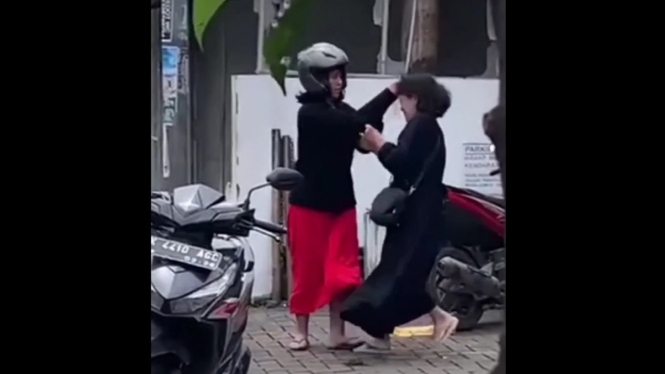 Video Istri Sah Ngamuk Jambak Wanita Selingkuhan saat Kepergok