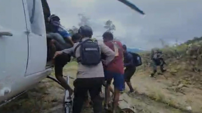 TNI-Polri evakuasi warga dan pekerja bangunan dari Nduga, Papua.