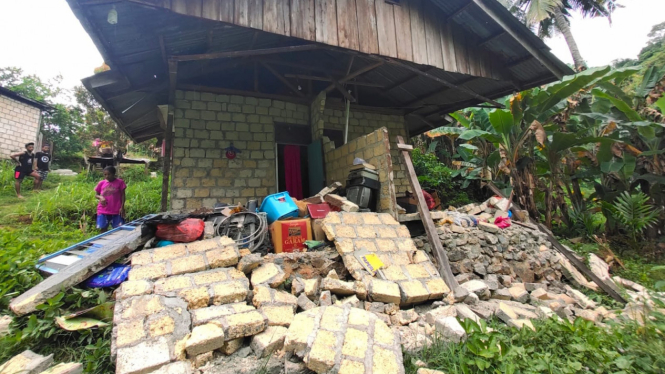 Dinding roboh akibat gempa di Jayapura, Papua.