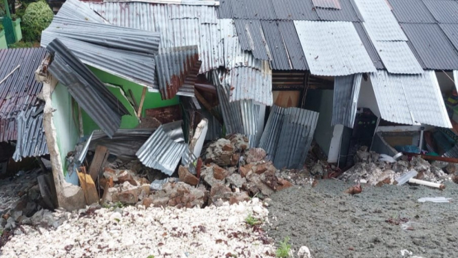 Bangunan rusak akibat gempa di Jayapura, Papua.