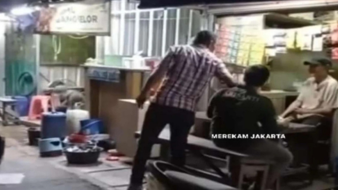 Tangkap layar pria kekar mengamuk di sebuah warung Jakarta Timur.