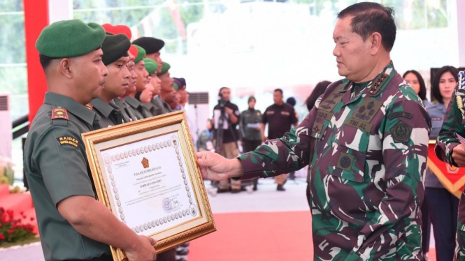 Panglima TNI Laksamana Yudo Margono berikan penghargaan.