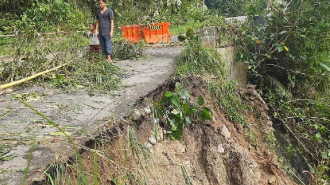 Diguyur Hujan Deras, Jalan Utama Simo – Klego Boyolali Longsor