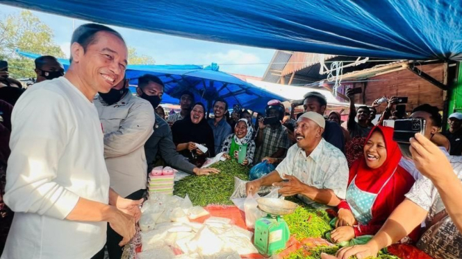 Presiden  di Pasar Batuphat Timur, Kota Lhokseumawe, Provinsi Aceh,