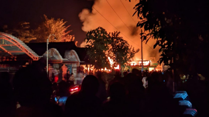 Kebakaran Hebat Menimpa Tiga Rumah dan Mushola di Blora