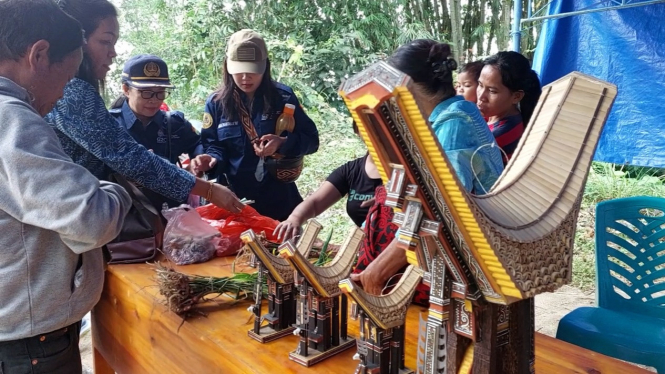 Pernak Pernik Asli Toraja di Pasar Wisata Diserbu Pembeli