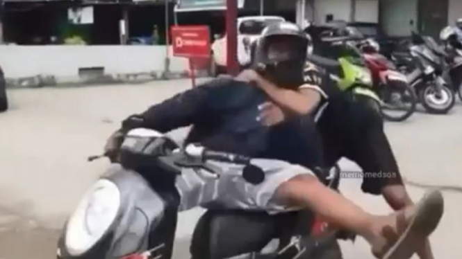 Video Detik-detik Polisi Sergap Pengedar Narkoba di Jalanan