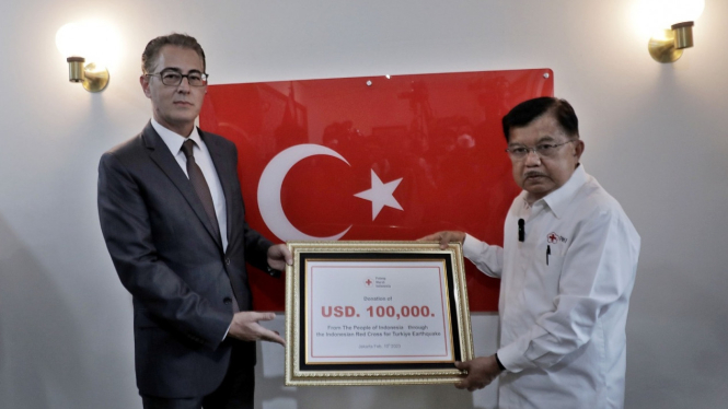 Ketum PMI Jusuf Kalla (kanan) berikan bantuan kepada perwakilan Turki.