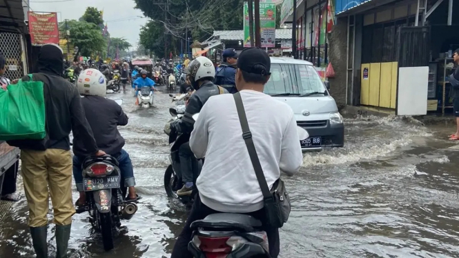Diguyur Hujan Deras, Banjir Rendam Pemukiman dan Ruas Jalan di Jakarta