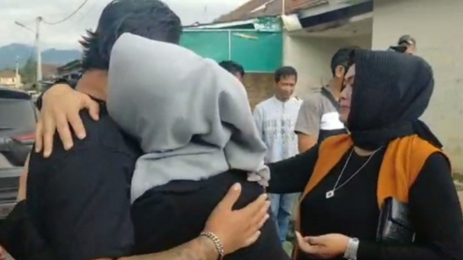 Dua Pedagang Jaket Korban Penganiayaan Disambut Isak tangis Keluarga