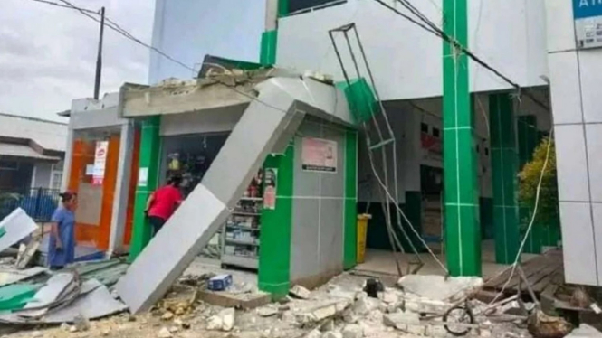 Gedung sebuah Bank rusak akibat gempa di Jayapura, Papua.
