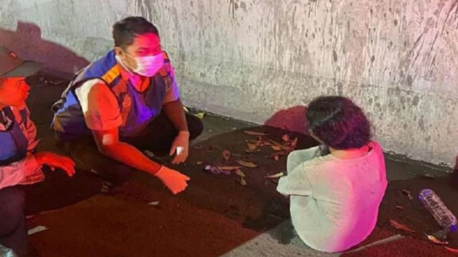 Petugas temukan wanita di pinggir Jalan Tol Jakarta - Tangerang.
