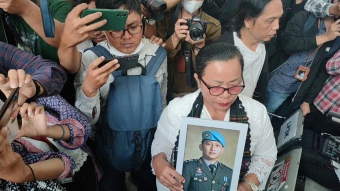 Ibunda Brigadir J, Rosti hadir di sidang vonis Ferdy Sambo.