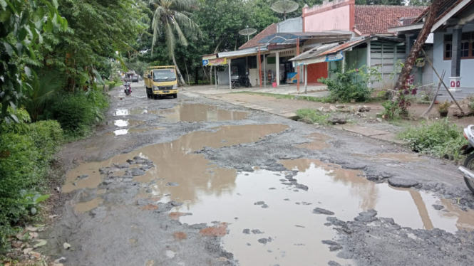Kondisi Jalan Gombong Puring Tepatnya di Desa Sitiadi Rusak Parah.