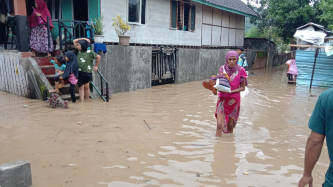 Banjir Rendam Permukiman Warga Akibat Luapan Sungai di Sumbawa Barat