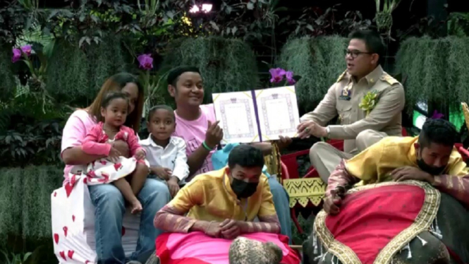 Sepasang suami istri menerima surat nikah di atas gajah di Thailand