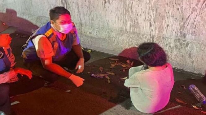Petugas temukan wanita di pinggir Jalan Tol Jakarta - Tangerang.