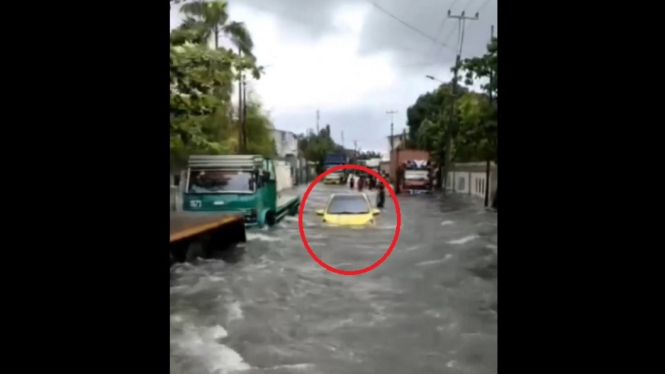 Penampakan Mobil City Car Nekat Terabas Banjir Cukup Tinggi