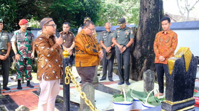 Walikota Solo Gibran Rakabuming dan Wawalkot Teguh, Ziarah