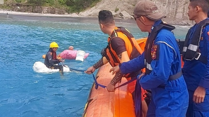 Tim SAR Gabungan Evakuasi 3 Orang Nelayan di Pulau Sertung