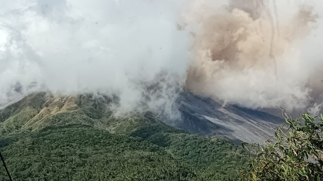 Erupsi Gunung Karangetang di Kabupaten Sitaro, Sulawesi Utara.