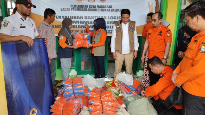 Penyerahan bantuan banjir di Kota Makassar, Sulawesi Selatan.