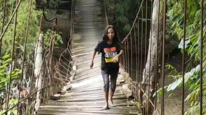 Nyaris Putus, Warga Tetap Melintasi Jembatan Gantung Antar Desa