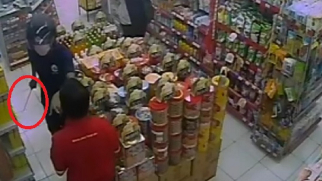 Video Detik-detik Minimarket Dirampok Dua Pria Bersenjata Golok