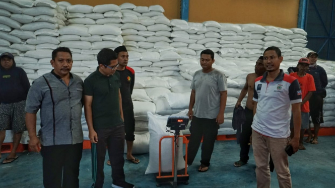 100 Ton Beras Bulog untuk Korban Banjir Sumbawa Barat