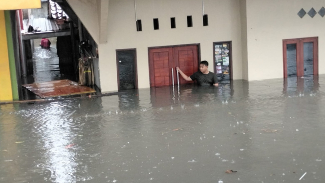 Rumah warga terendam banjir akibat meluapnya bengawan solo.