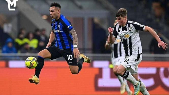 Penyerang Inter Milan (biru) Lautaro Martinez