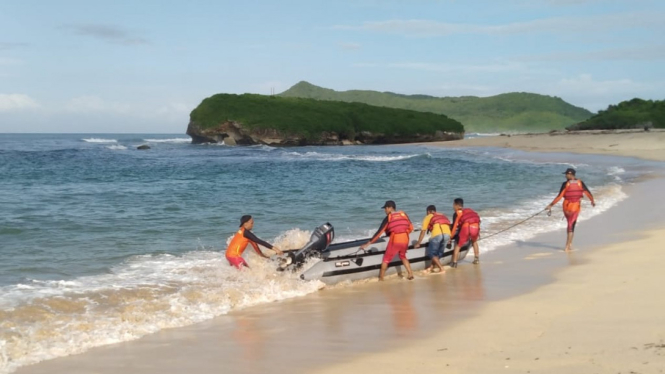 Evakuasi Korban Tewas di Pantai Lawar, Sumbawa Barat