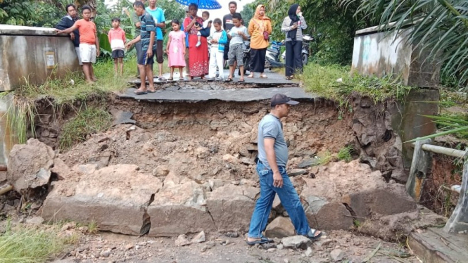 Diterjang Banjir, Jembatan Bunga Mayang Lampung Ambrol