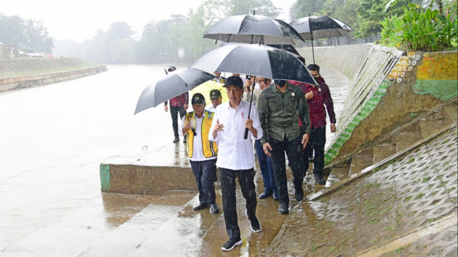 Presiden Jokowi meninjau proyek normalisasi Kali Ciliwung