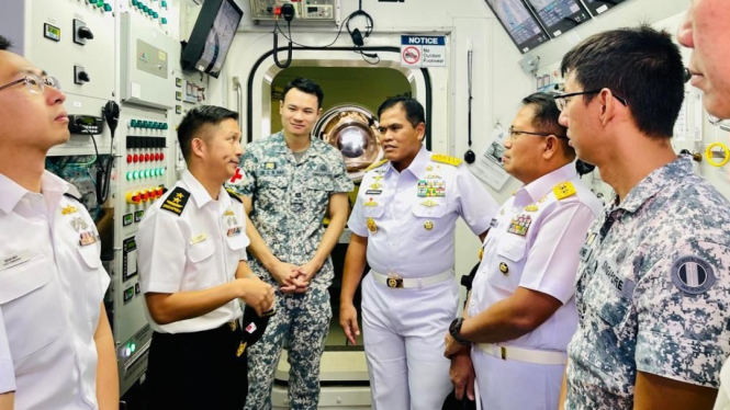 Kasal Kunjungi Sejumlah Fasilitas Angkatan Laut Singapura