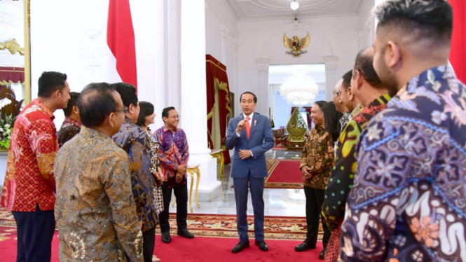 Presiden Jokowi bersama dengan Zainudin Amali dan pengurus PSSI baru