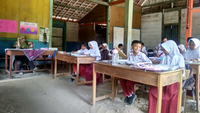 Siswa SDN 2 Sambongrejo Belajar di Rumah Warga Berlantai Tanah