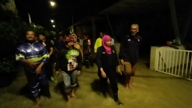 Malam-malam Gubernur Jatim Khofifah Kunjungi Korban Banjir Gresik