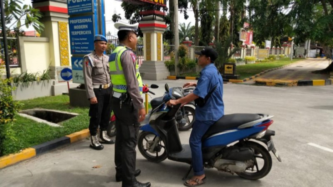 Pengendara Motor di Karimun, Kep. Riau Tanpa Menggunakan Helm