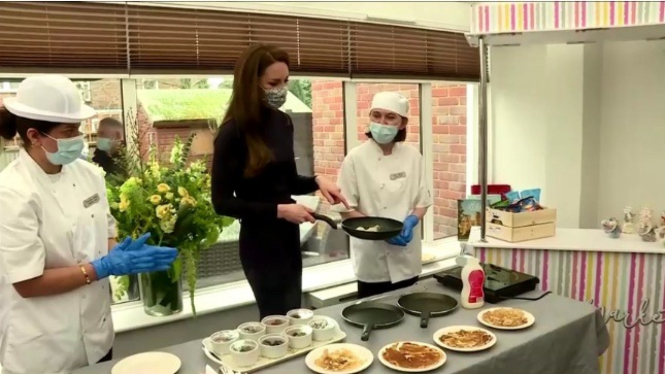 Kate Middleton bikin pancake di panti jompo