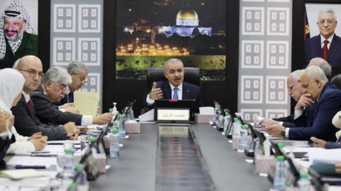 PM Palestina Mohammad Shtayyeh Memimpin Rapat di Ramallah, Palestina