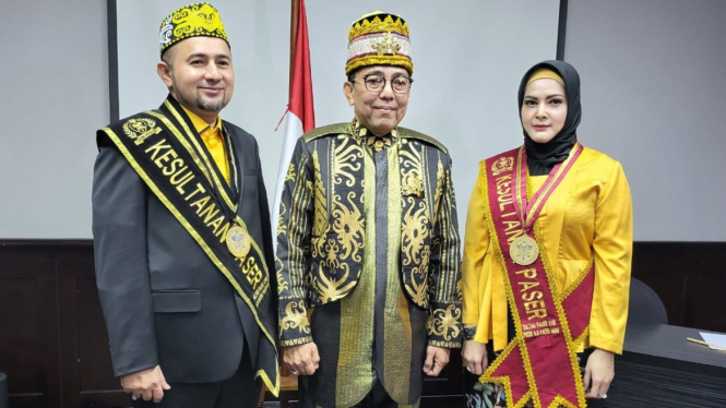 Sultan Paser ke XVIII Berikan Penghargaan Kepada Dua Tokoh Muda